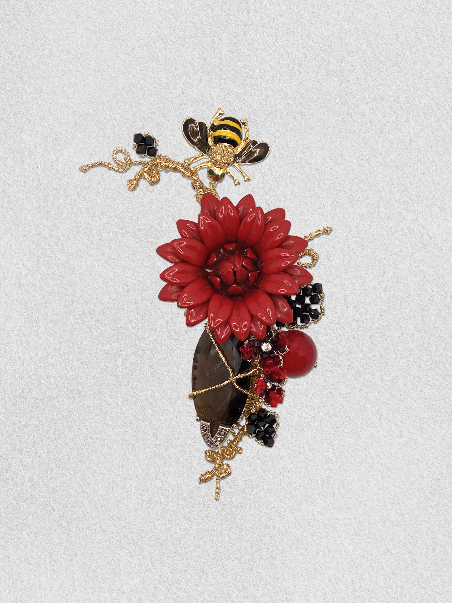 Men's Lapel Pin - Luck of the Red Daisy